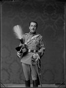 CAPITAN CONDECORADO VESTIDO CON EL UNIFORME DE GALA