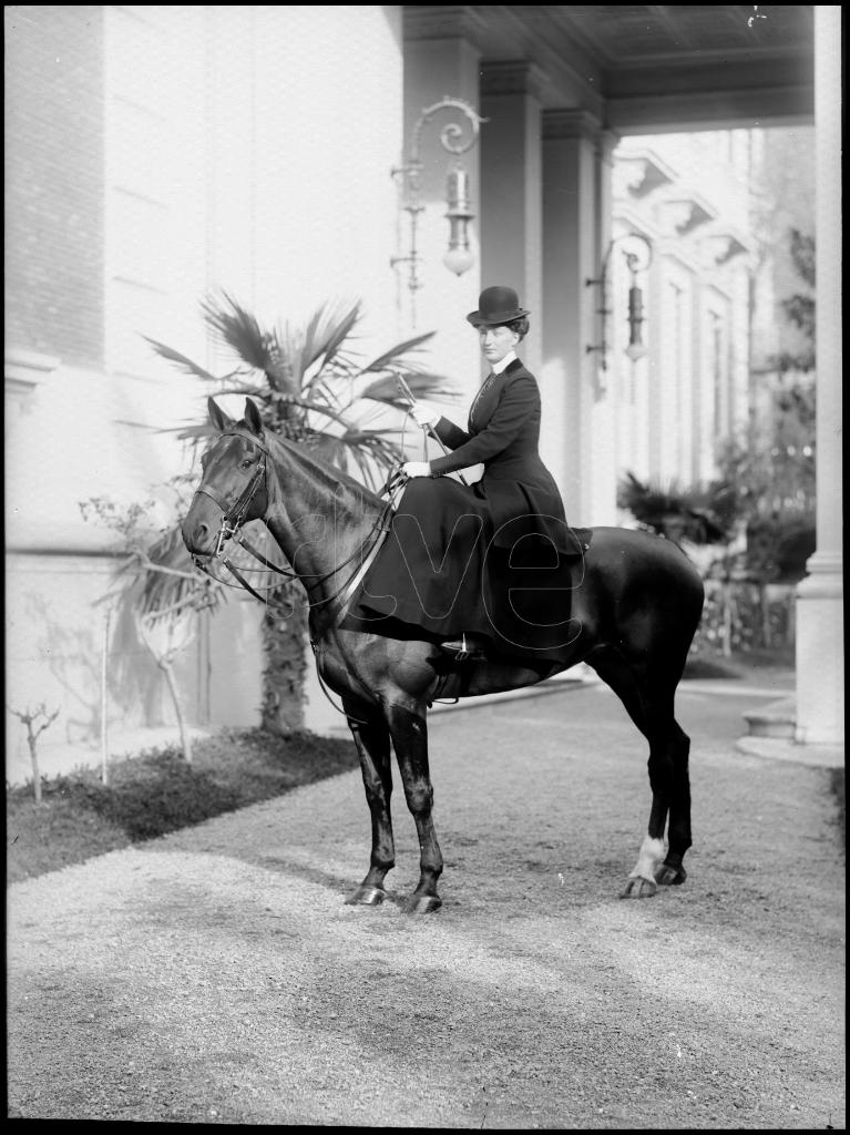 MARIA LUISA DE ORLEANS A CABALLO