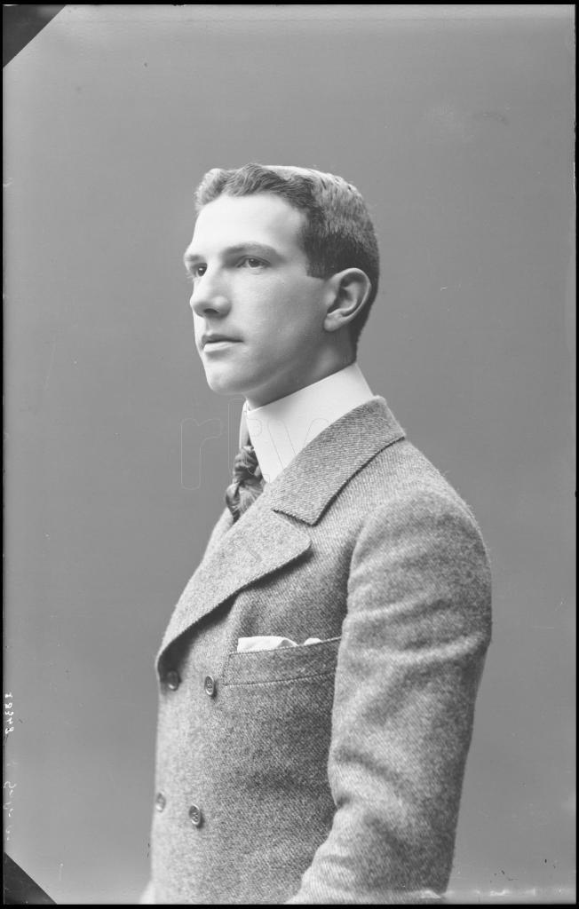 ADALBERTO ALFONSO DE BAVIERA DE PERFIL