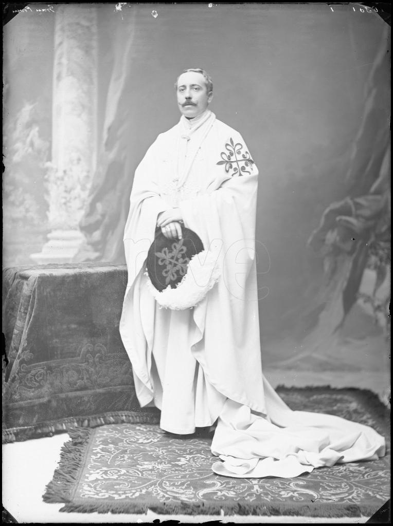 HOMBRE VESTIDO CON EL HABITO DE LA ORDEN MILITAR DE ALCANTAR