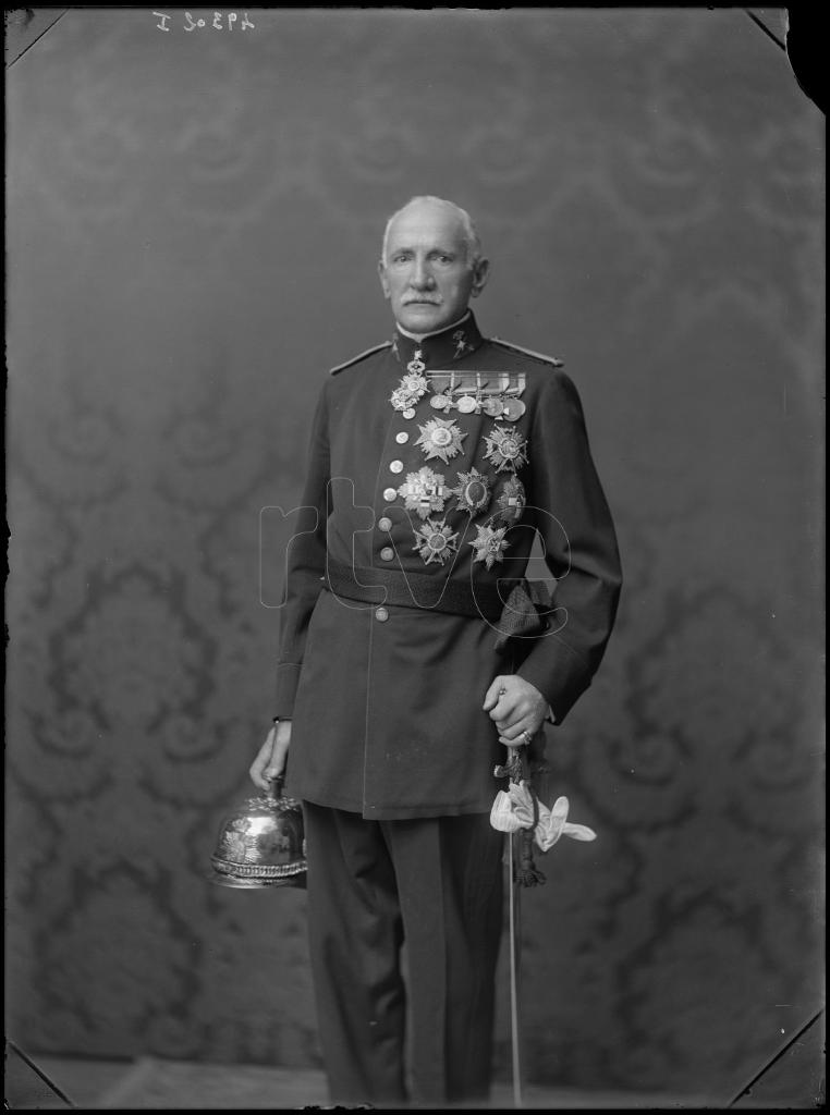 GENERAL DE BRIGADA VESTIDO CON EL UNIFORME DE GALA