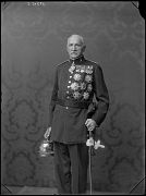 GENERAL DE BRIGADA VESTIDO CON EL UNIFORME DE GALA