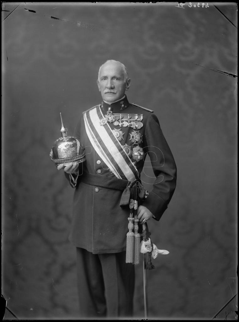 GENERAL DE BRIGADA VESTIDO CON EL UNIFORME DE GALA