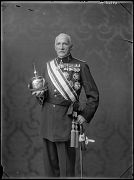 GENERAL DE BRIGADA VESTIDO CON EL UNIFORME DE GALA