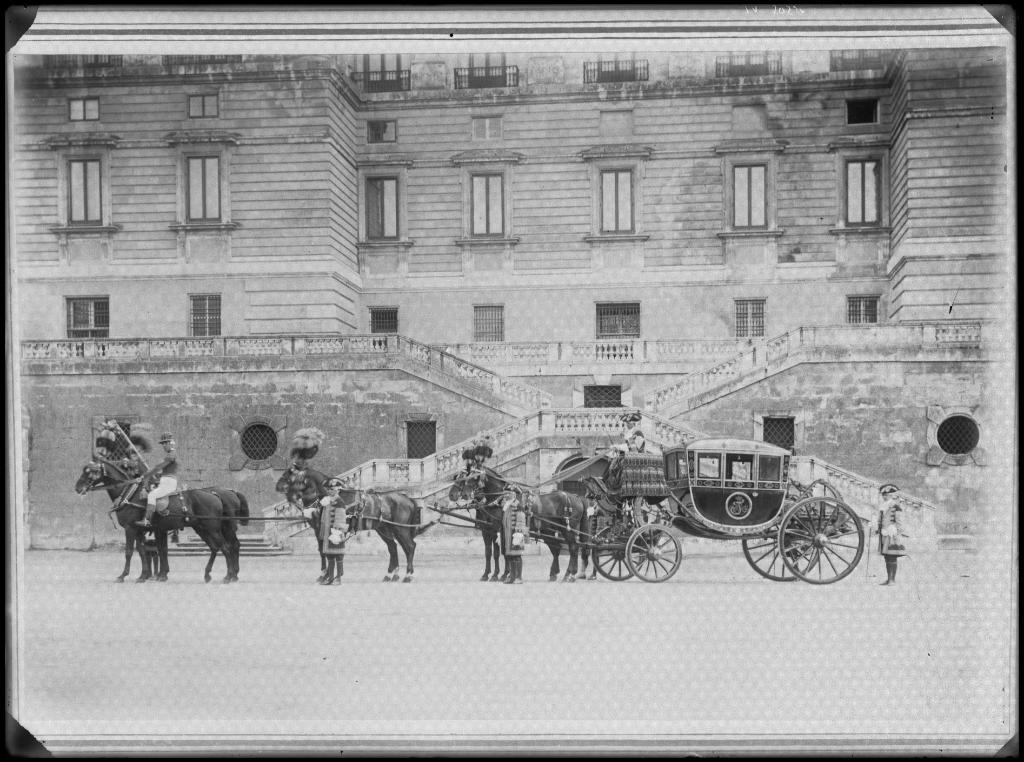 REPRODUCCION DE UNA FOTOGRAFIA DE UN TIRO DE CABALLOS CON PA