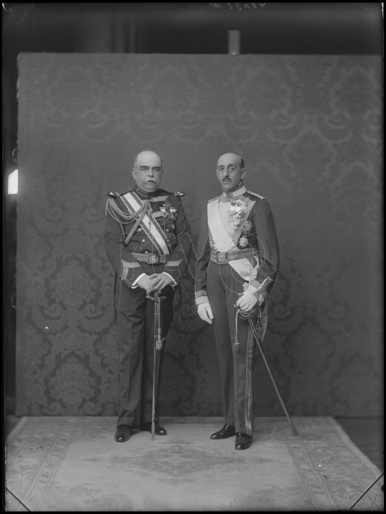 DOS HOMBRES CONDECORADOS Y VESTIDOS CON UNOS UNIFORMES DE GA