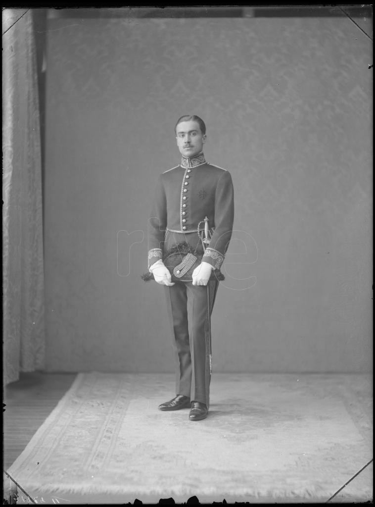 HOMBRE VESTIDO CON UN UNIFORME DE GALA