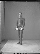 HOMBRE VESTIDO CON UN UNIFORME DE GALA