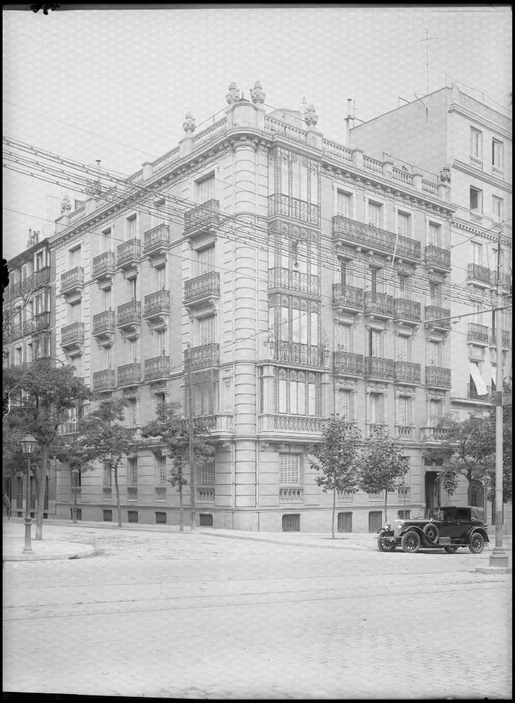 FOTOGRAFIA DE UN EDIFICIO Y DE UN COCHE APARCADO