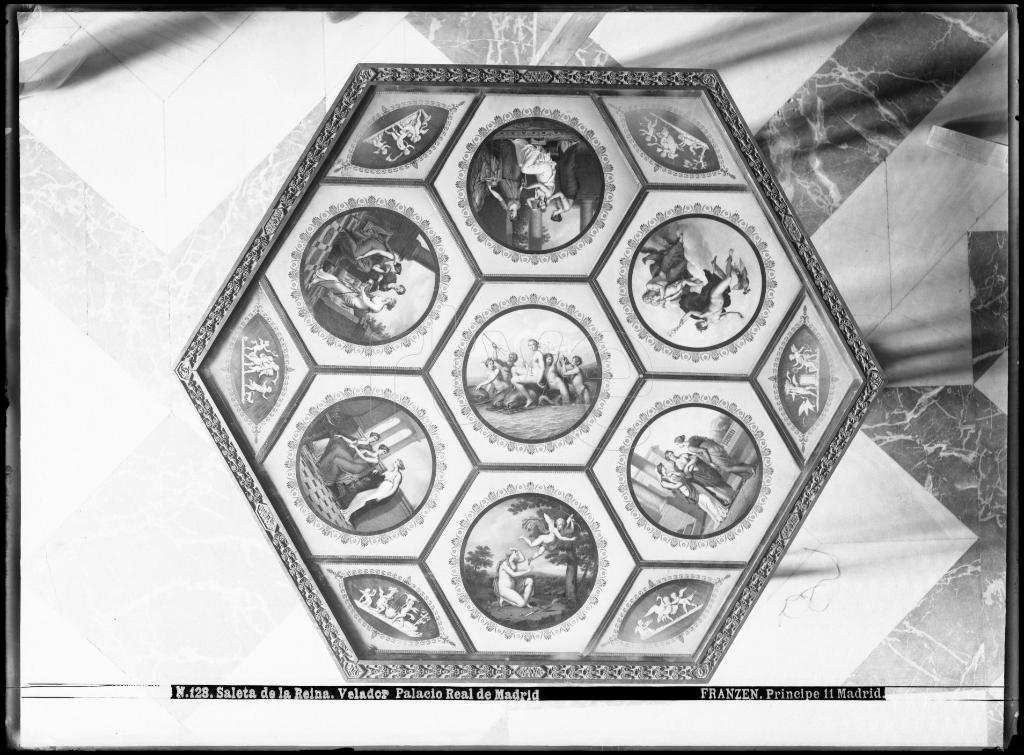 VELADOR DE LA SALETA DE LA REINA EN EL PALACIO REAL DE MADRI