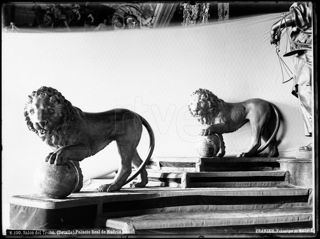 ESTATUAS DE DOS LEONES DE BRONCE DEL SALON DEL TRONO EN EL P