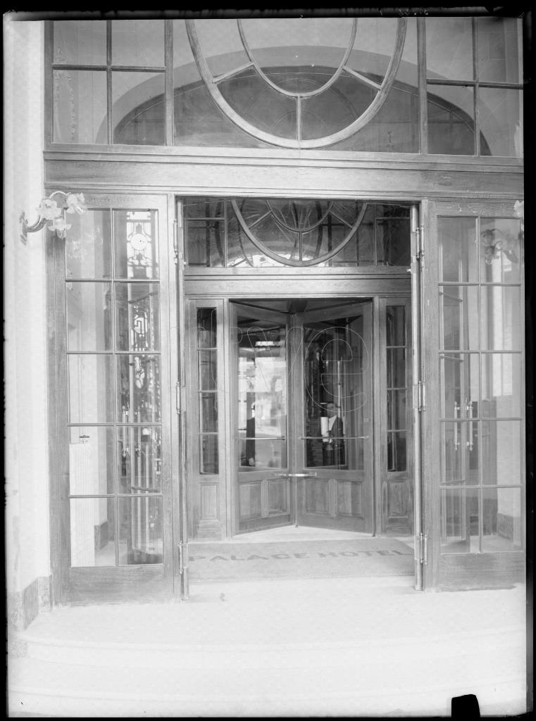 PUERTA GIRATORIA DEL HOTEL PALACE