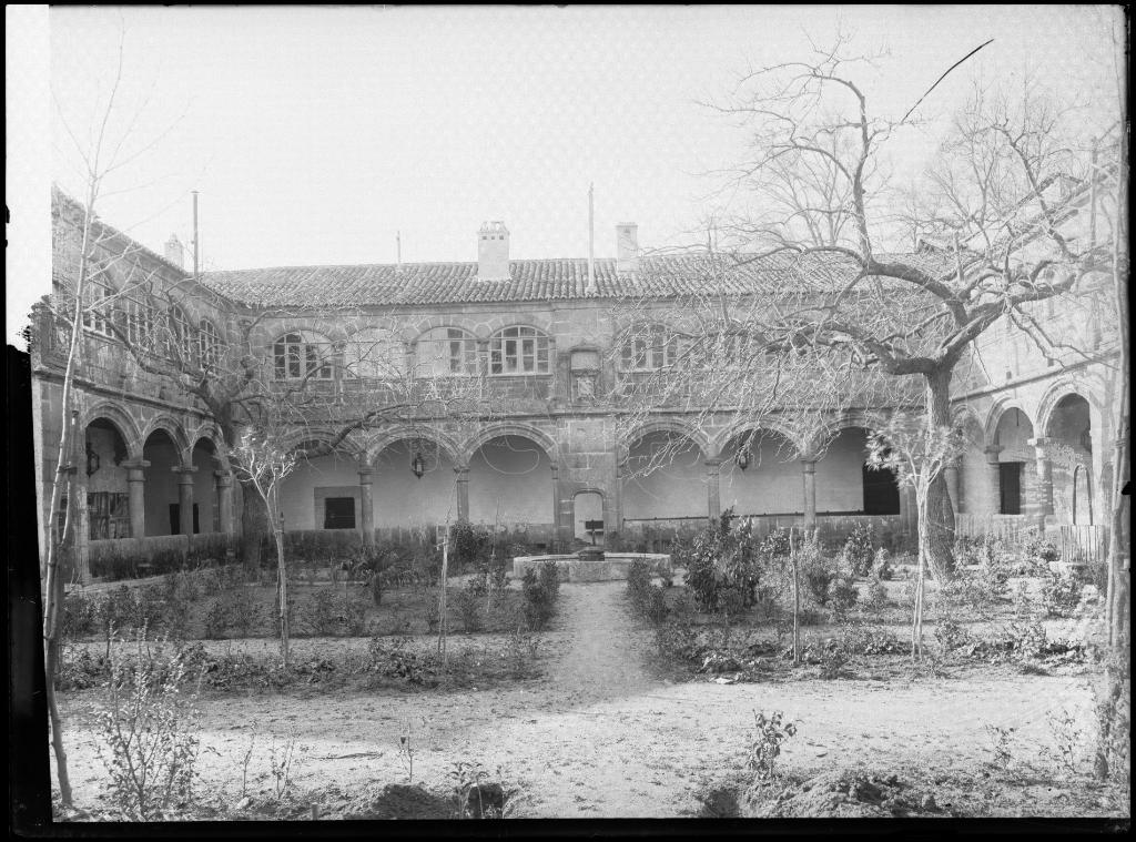 CLAUSTRO Y PATIO DEL PALACIO DE CASTAÑIZA EN GUISANDO, AVILA