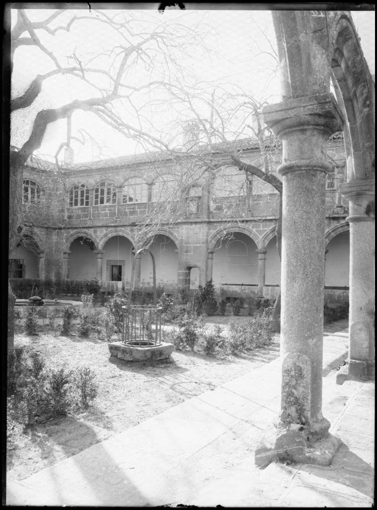 CLAUSTRO Y PATIO DEL PALACIO DE CASTAÑIZA EN GUISANDO, AVILA