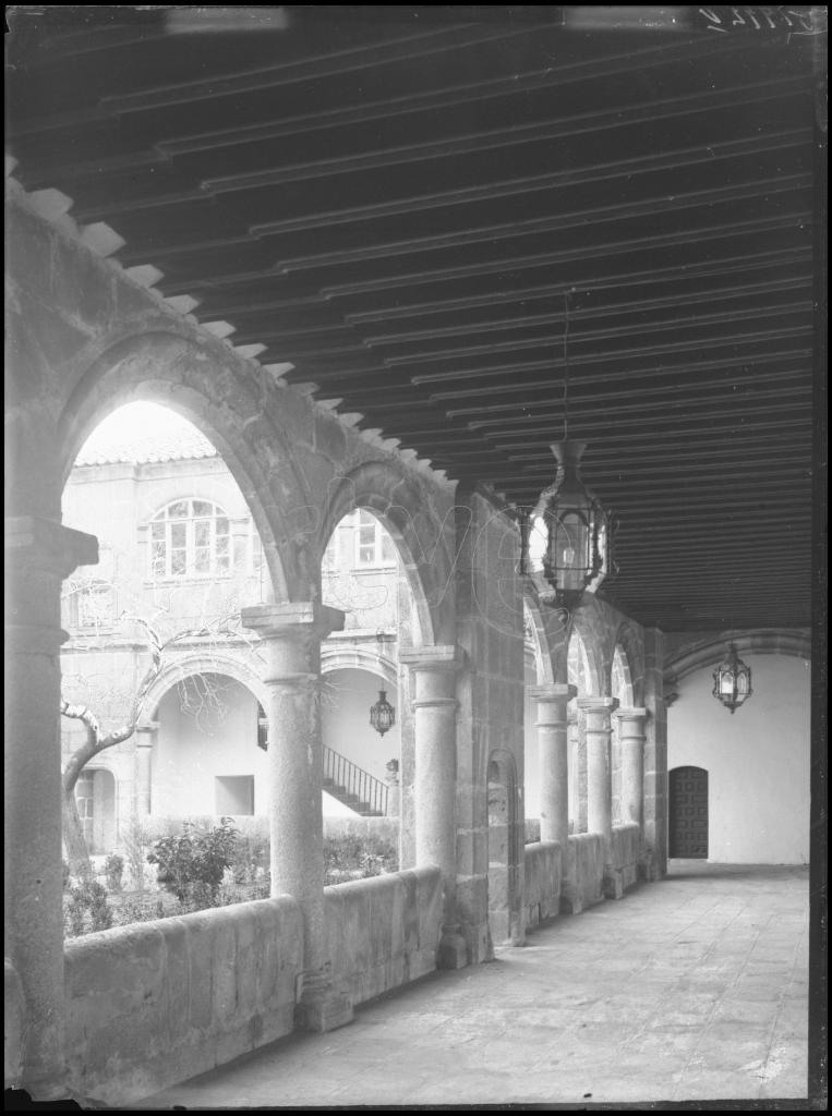 CORREDOR DE UN CLAUSTRO DEL PALACIO DE CASTAÑIZA EN GUISANDO