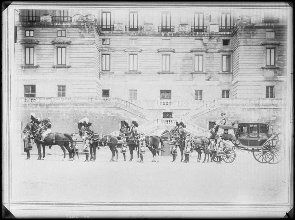 REPRODUCCION DE UNA FOTOGRAFIA DE UN TIRO DE CABALLOS CON PA