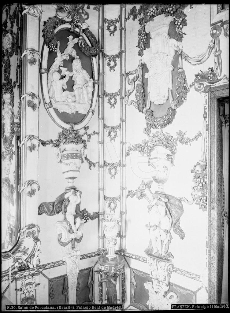 DETALLE DEL SALON DE PORCELANA EN EL PALACIO REAL DE MADRID