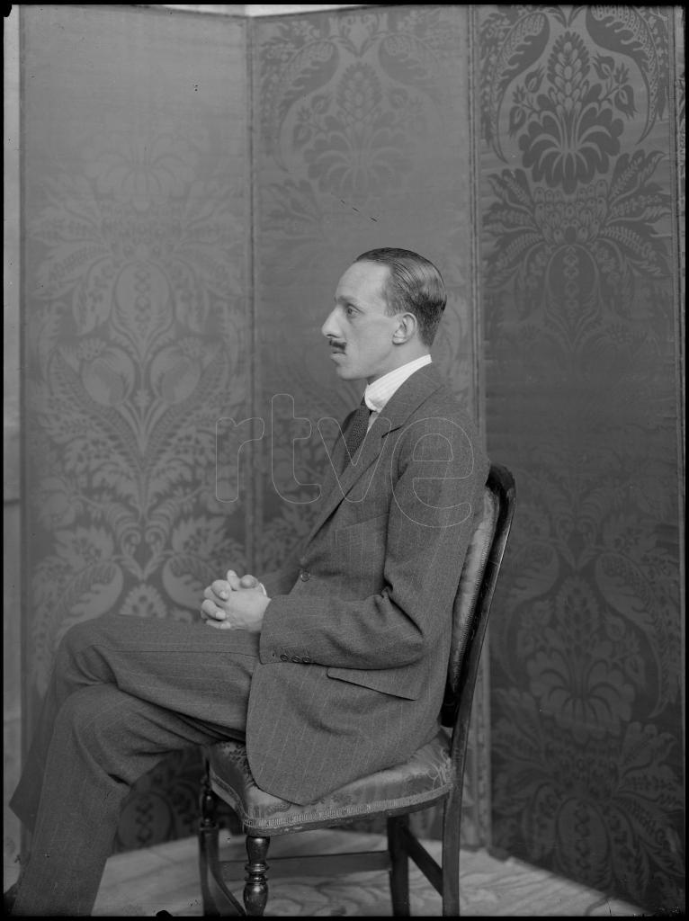 ALFONSO XIII SENTADO DE PERFIL