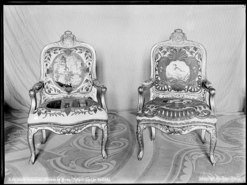 SILLONES DEL TRONO DEL SALON GASPARINI EN EL PALACIO REAL