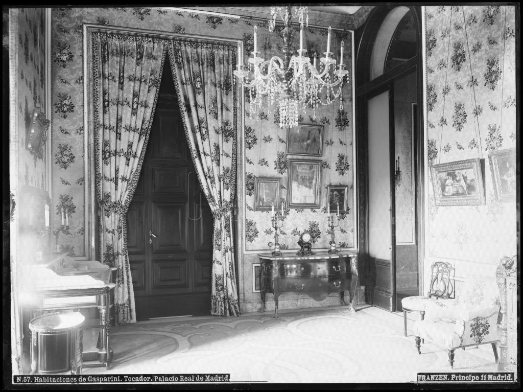 TOCADOR DE LA HABITACION GASPARINI  DEL PALACIO REAL DE MADR