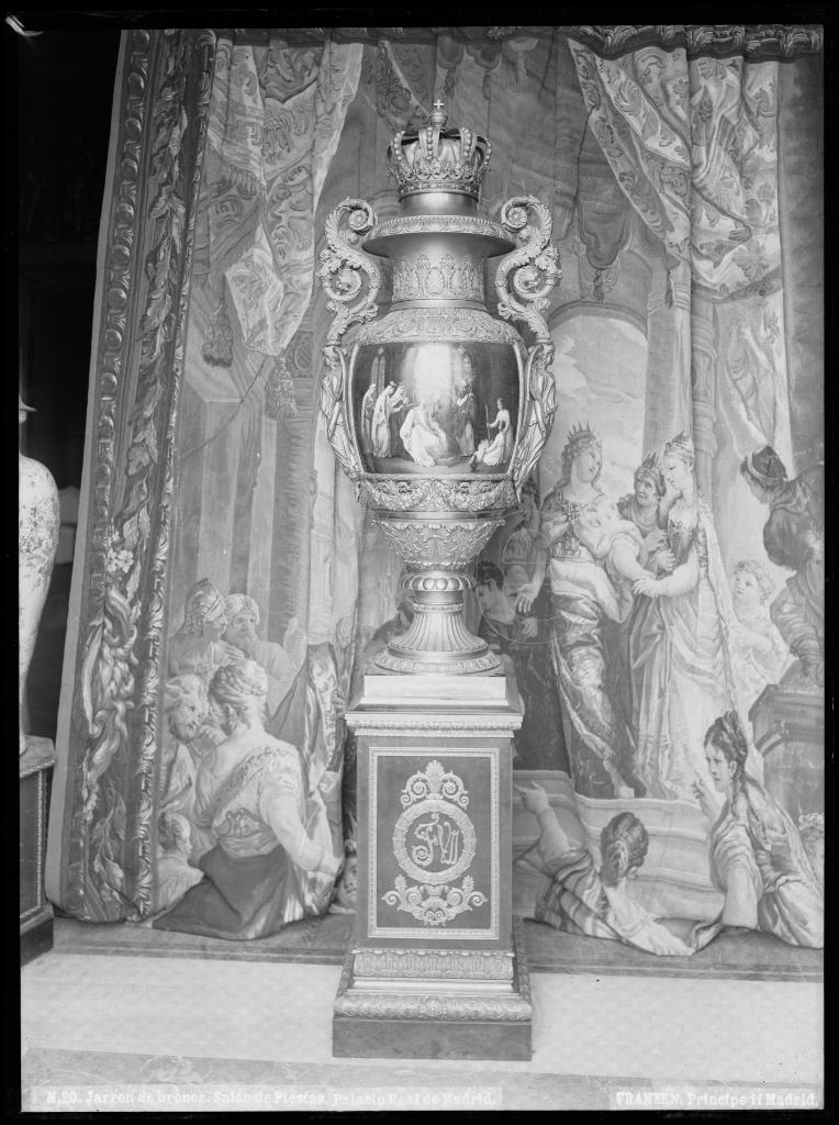 JARRON DE BRONCE DEL SALON DE FIESTA EN EL PALACIO REAL DE M