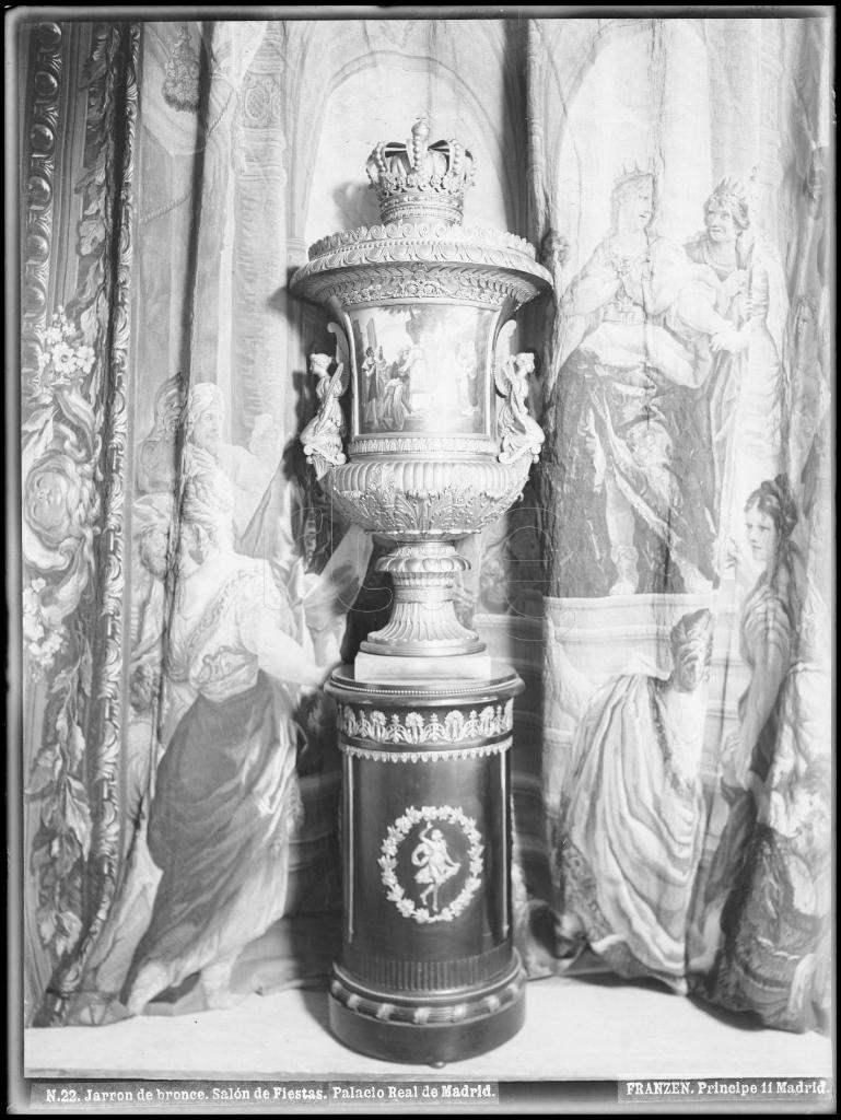 JARRON DE BRONCE DEL SALON DE FIESTAS EN EL PALACIO REAL