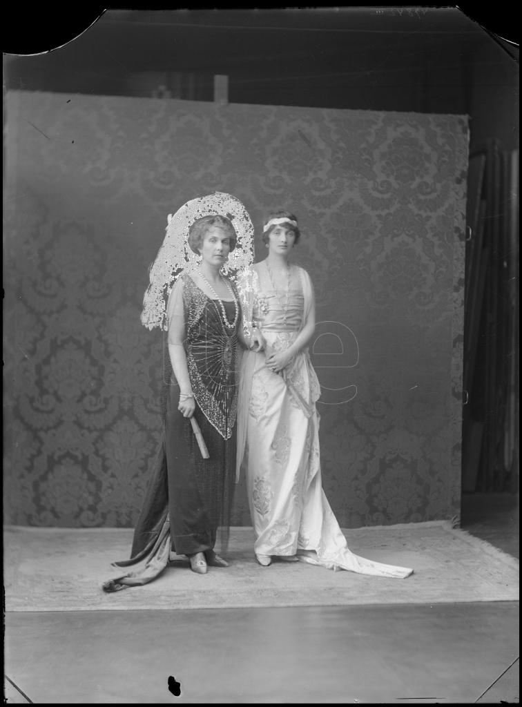 LA REINA VICTORIA EUGENIA CON UN VESTIDO DE FIESTA, DE PIE Y