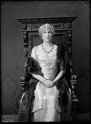 LA REINA VICTORIA EUGENIA VESTIDA DE GALA, SENTADA EN UN SIL