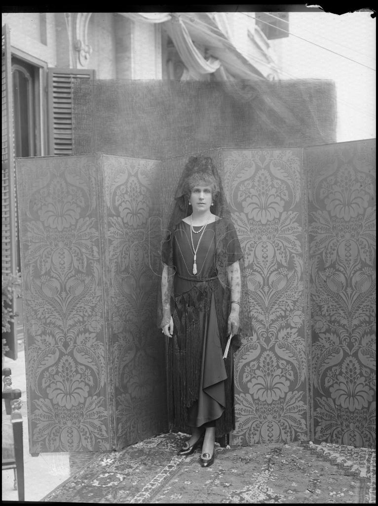 LA REINA VICTORIA EUGENIA VESTIDA DE NEGRO CON UNA MANTILLA,