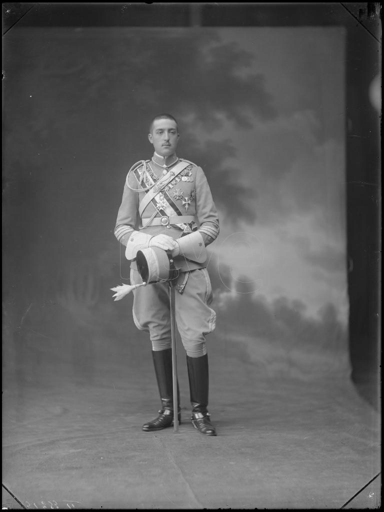 ALFONSO DE BORBON DOS SICILIAS VESTIDO CON EL UNIFORME DE AL