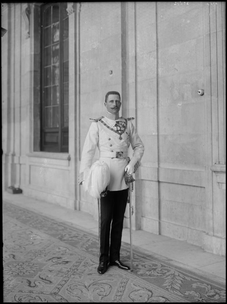 ELIAS DE BORBON PARMA VESTIDO CON EL UNIFORME DE LA ORDEN MI