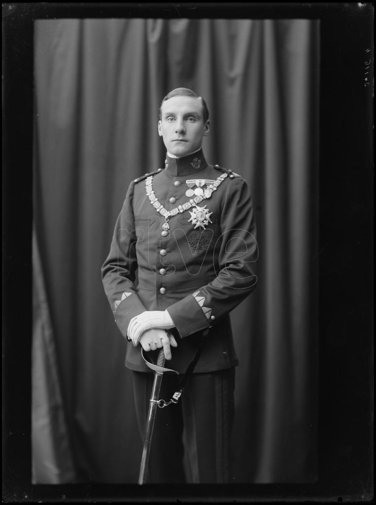 ALFONSO DE ORLEANS INFANTE DE ESPAÑA VESTIDO CON EL UNIFORME