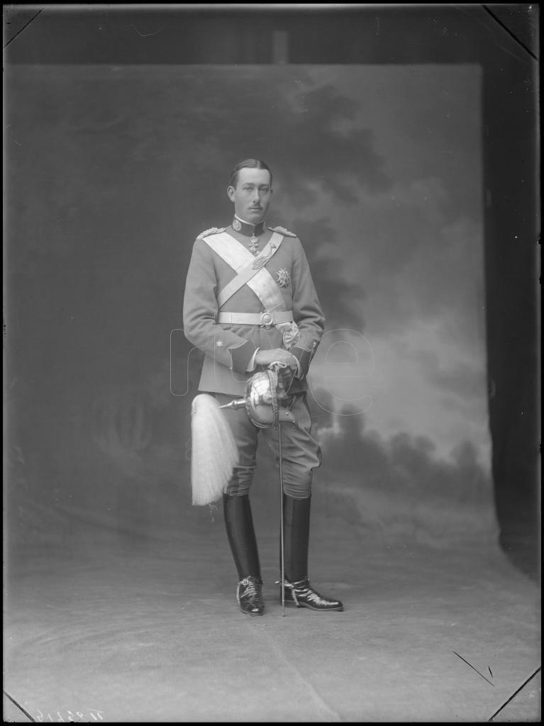 GABRIEL MARIA DE BORBON DOS SICILIAS VESTIDO CON EL UNIFORME