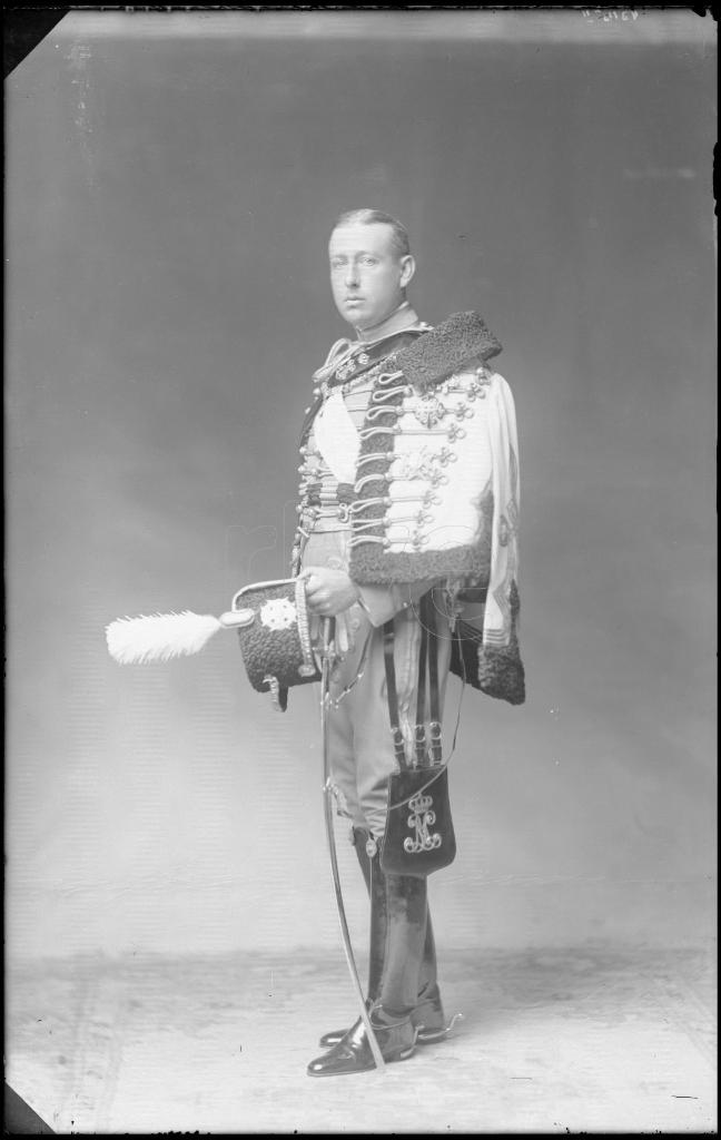 FELIPE DE BORBON DOS SICILIAS VESTIDO CON EL UNIFORME DEL RE