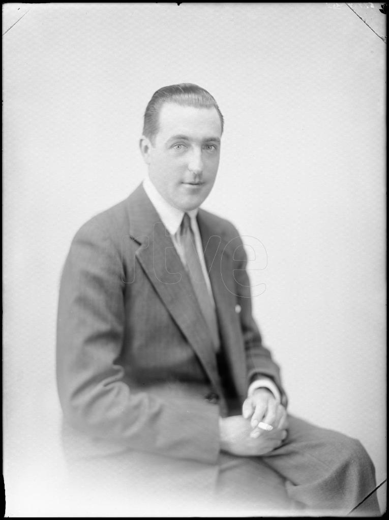 ALFONSO DE BORBON DOS SICILIAS Y BORBON FUMANDO 