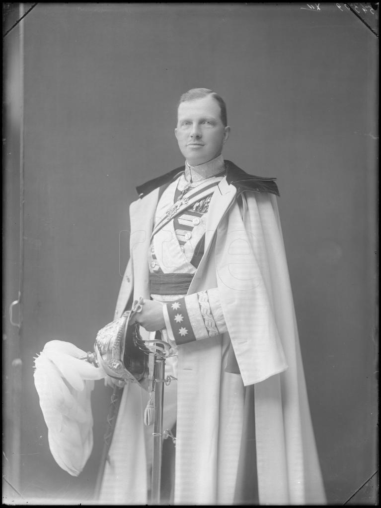 EL INFANTE FERNANDO DE BAVIERA Y BORBON, VESTIDO CON EL UNIF