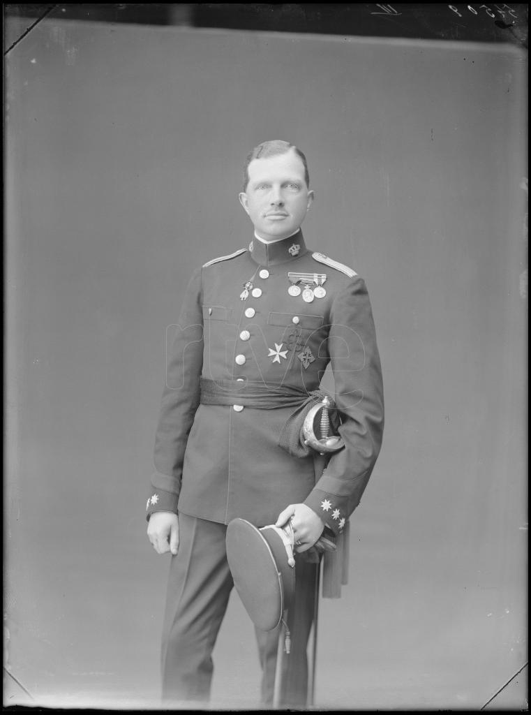 EL INFANTE FERNANDO DE BAVIERA Y BORBON VESTIDO CON EL UNIFO