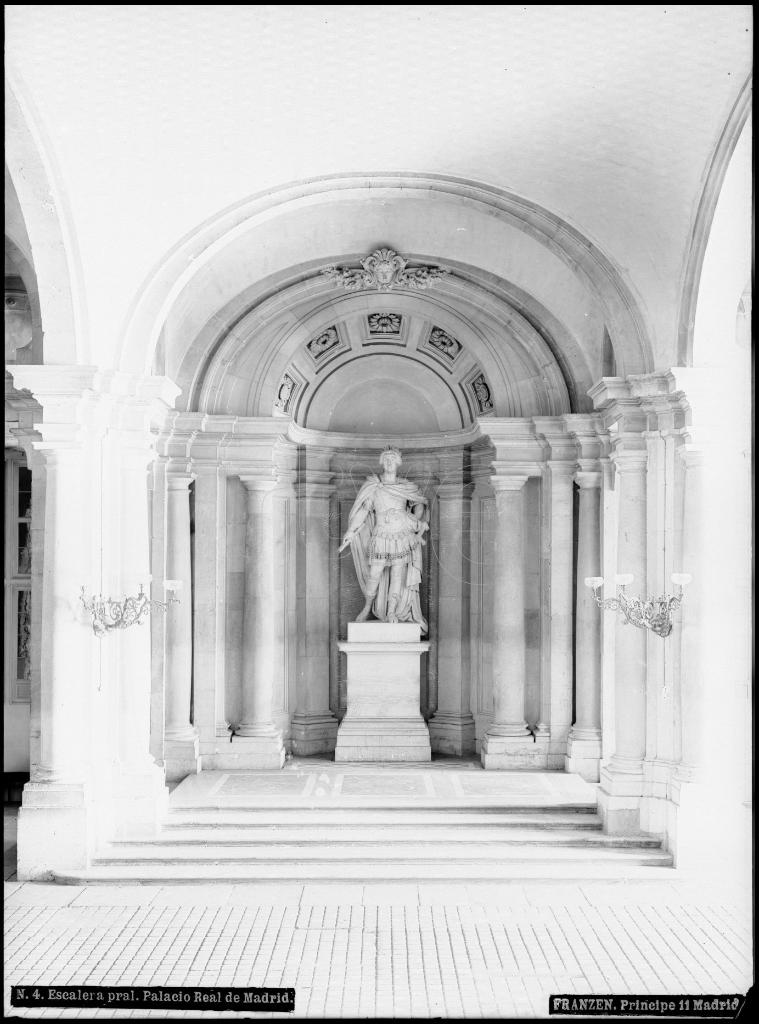 ESTATUA DE LA ESCALERA PRINCIPAL DEL PALACIO REAL DE MADRID