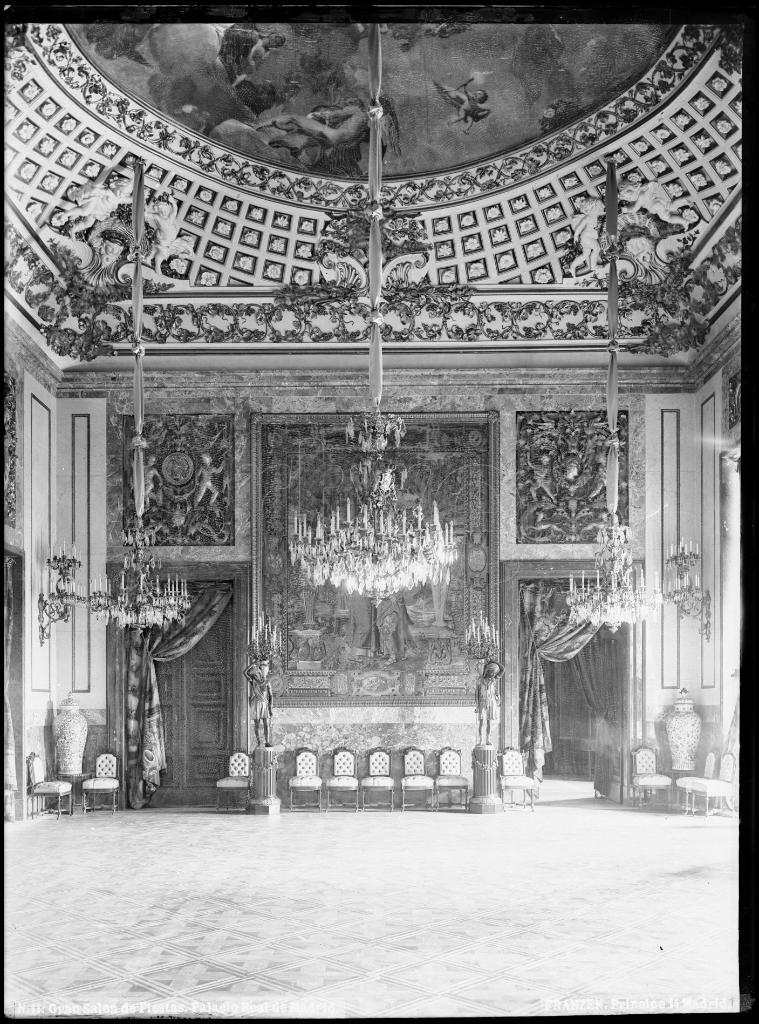 GRAN SALON DE FIESTAS EN EL PALACIO REAL DE MADRID