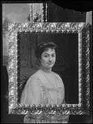 REPRODUCCION DE UN CUADRO DE UNA MUJER FIRMADO POR JOSE MORE