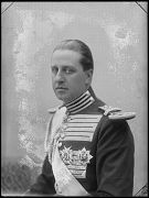 HOMBRE VESTIDO CON EL UNIFORME DE LA REAL MAESTRANZA DE CABA