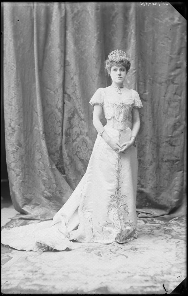 INFANTA EULALIA DE BORBON Y BORBON VESTIDA CON UN TRAJE DE G