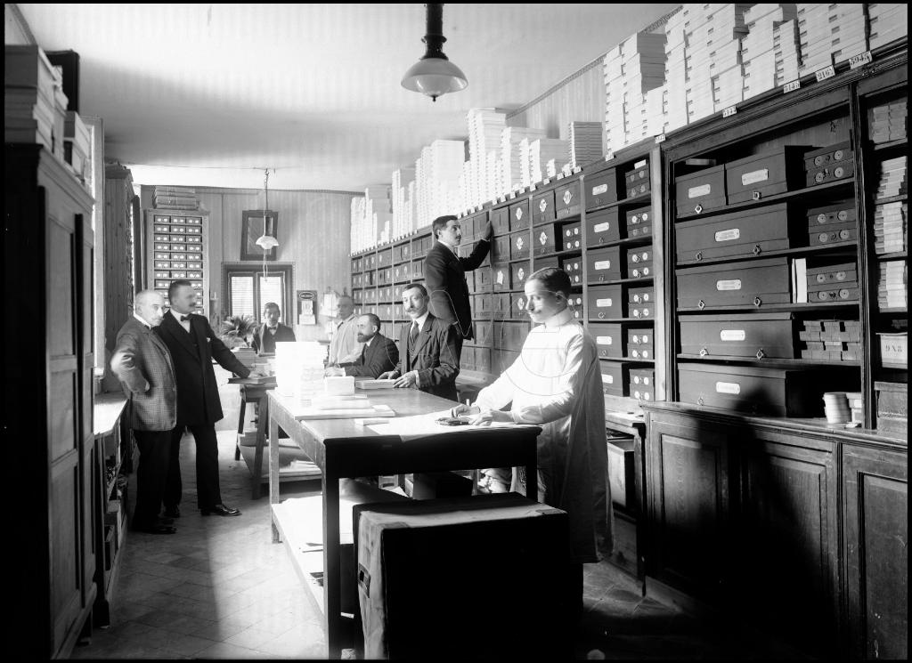 HOMBRES TRABAJANDO EN EL TALLER DE LOEWE