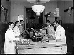 HOMBRES TRABAJANDO EN EL TALLER DE LOEWE