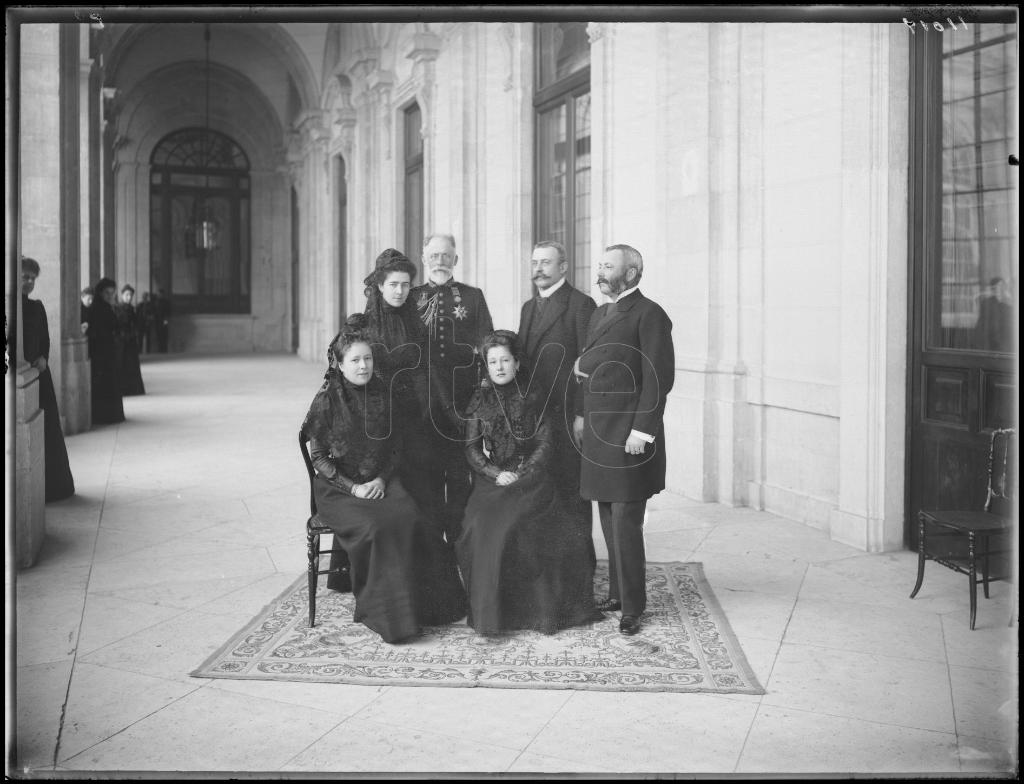 Colección Franzen GRUPO DE TRES HOMBRES Y TRES MUJERES EN EL PALACIO REAL