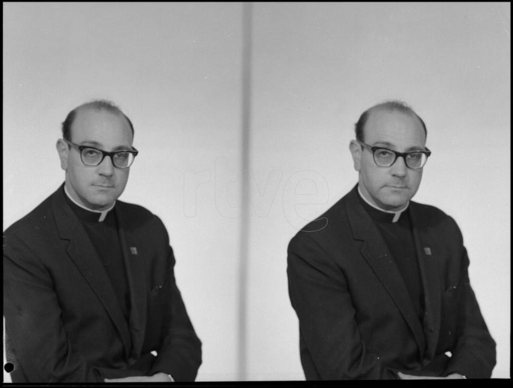 SACERDOTE CON GAFAS (DOS IMAGENES EN EL MISMO NEGATIVO)