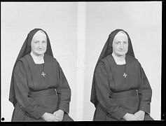 MONJA SENTADA (DOS IMAGENES EN EL MISMO NEGATIVO)