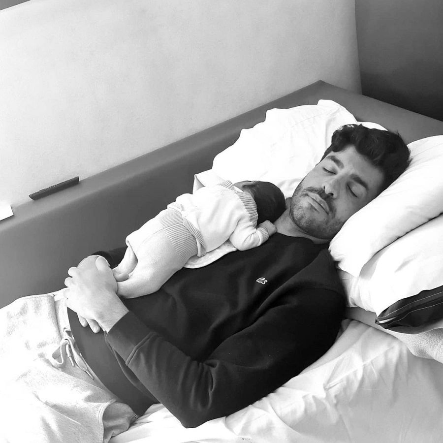 Miguel Torres junto a su bebé, Miguel Jr