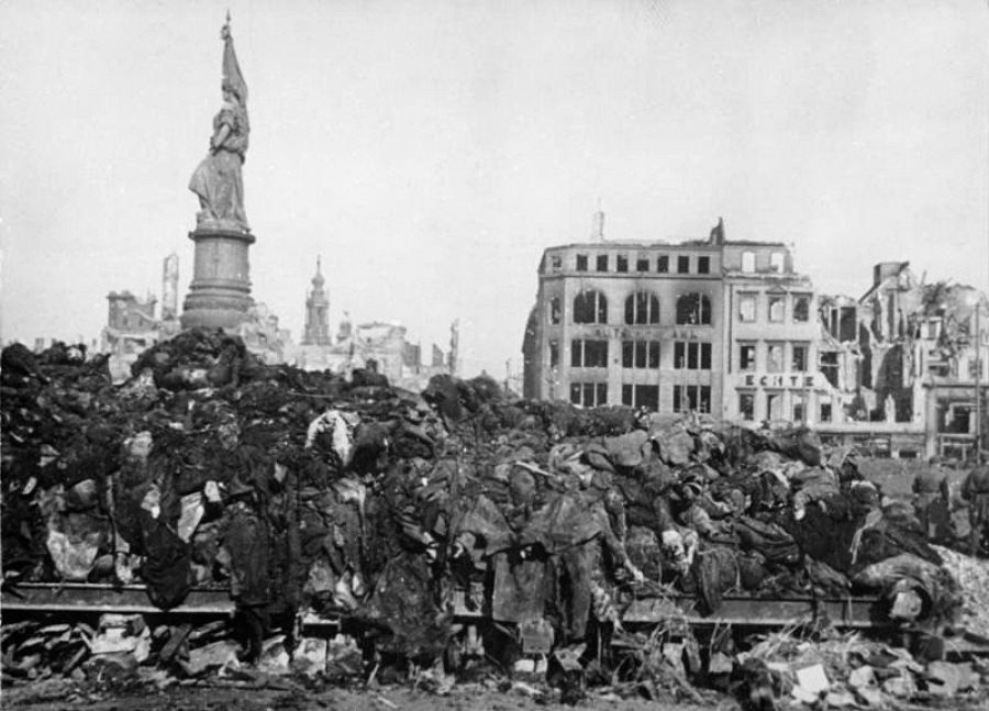 Cadáveres de civiles de Dresde, tras los bombardeos aliados que llegaron a fundir el asfalto de la ciudad