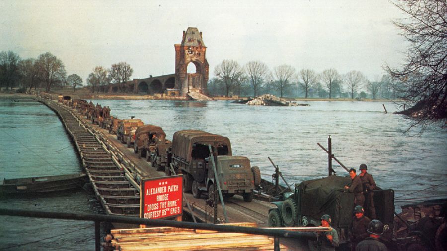 Los aliados pasan el río Rin, camino de Colonia, el 6 de marzo de 1945